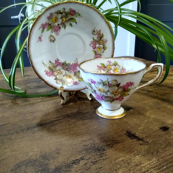 Taylor & Kent English Bone China Teacup/Saucer - Picture 2 of 4